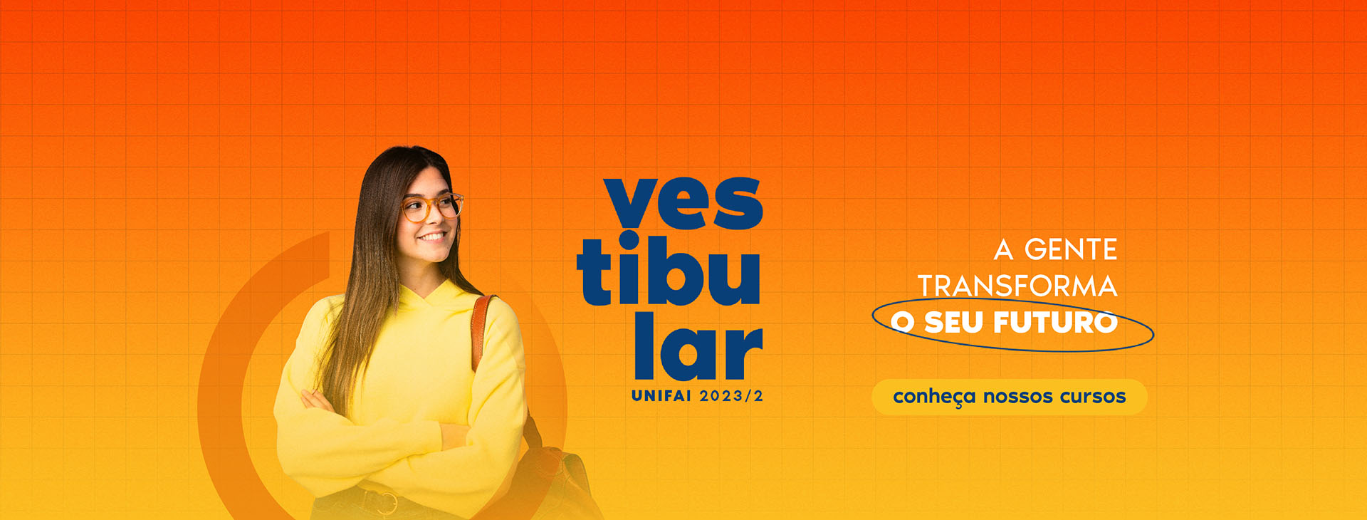 Imagem ilustrativa da campanha de vestibular da graduação 2023 com a frase "A gente transforma o seu futuro - conheça nossos cursos" e imagem de uma estudante sobre fundo gradiente do laranja para amarelo