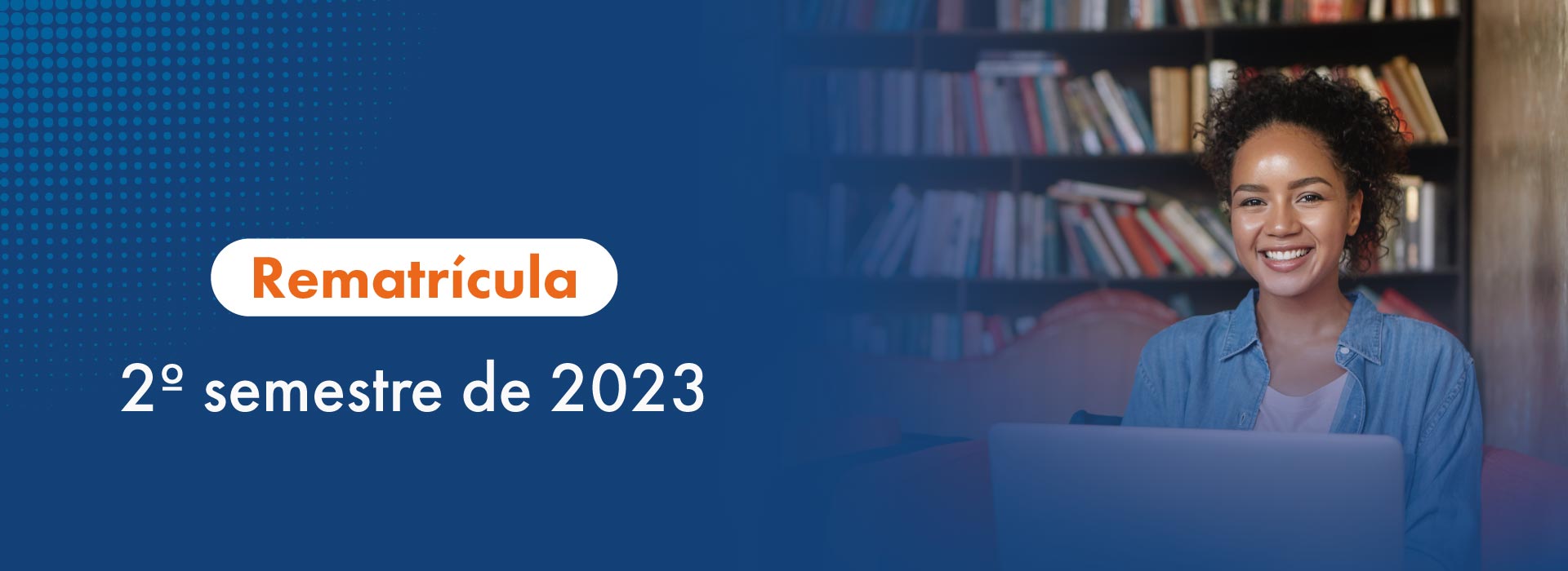 Rematrícula - 2º semestre de 2023. Imagem de uma jovem negra sorrindo enquanto segura seu laptop.