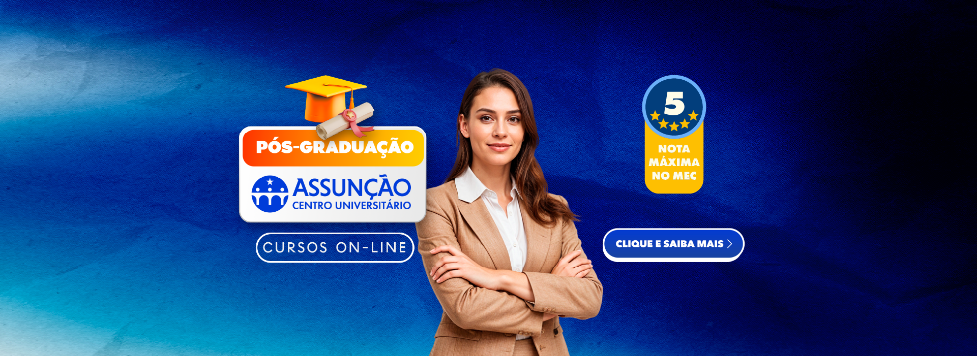 Mulher com expressão confiante, de braços cruzados, ao lado da identidade visual da pós-graduação do Centro Universitário Assunção. Acima do logo, aparecem um capelo e um diploma enrolado. Ao lado, selo com “5 estrelas” e a mensagem “Nota máxima no MEC”. Texto adicional destaca “Cursos on-line” e botão com a frase “Clique e saiba mais”. Fundo em tons de azul.