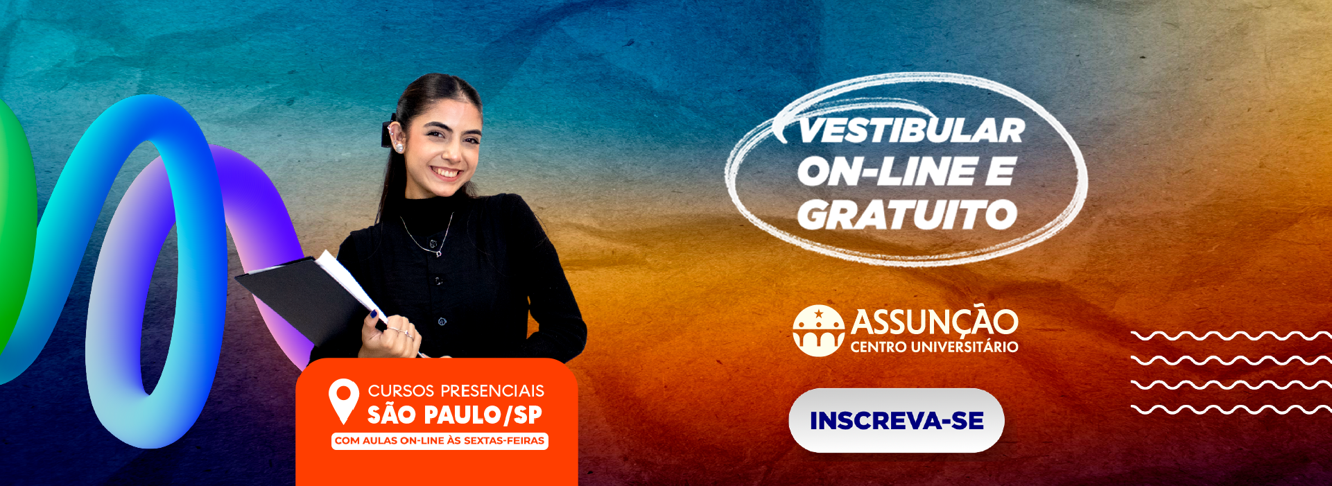 Jovem estudante sorridente segura um caderno ao lado de textos promocionais coloridos em fundo degradê azul e laranja. Ao centro, lê-se: “Vestibular on-line e gratuito”. No canto inferior esquerdo, destaque para “Cursos presenciais – São Paulo/SP – com aulas on-line às sextas-feiras”. No canto inferior direito, o logo do Centro Universitário Assunção e o botão “Inscreva-se”.