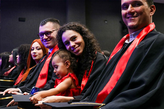 Formanda celebra a conquista ao lado da filha durante a cerimônia.