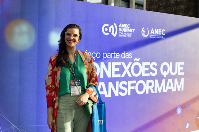 Aline Damico, responsável pela Captação de Alunos e Comunicação Institucional, representa o Centro Universitário Assunção.
