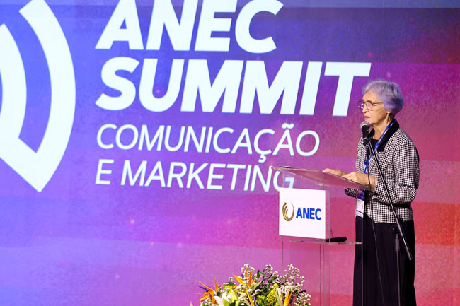 Ir. Iraní Rupolo, Diretora-Presidente da ANEC, durante abertura.