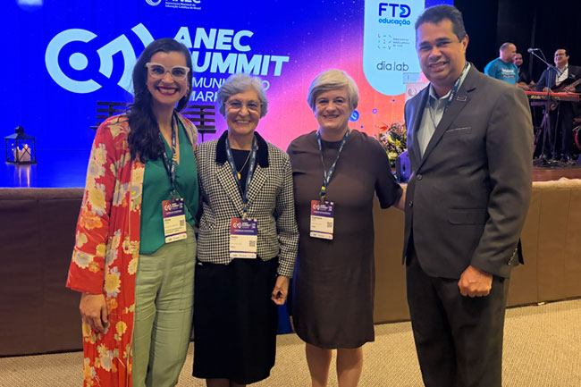 Da esquerda para a direita: Aline Damico, responsável pela Captação de Alunos e Comunicação Institucional do Assunção; Ir. Iraní Rupolo, Diretora-Presidente da ANEC; Carmem Murara, Diretora de Relações Institucionais e Governamentais no Grupo Marista; Guinartt Diniz, Secretário Executivo da ANEC.