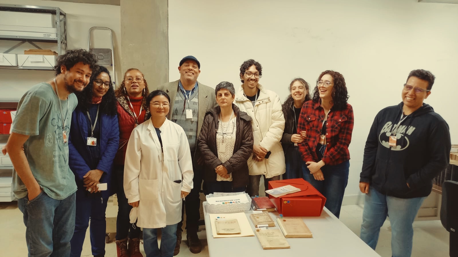 Alunos posam para a foto em visita ao Arquivo Público do Estado de São Paulo.