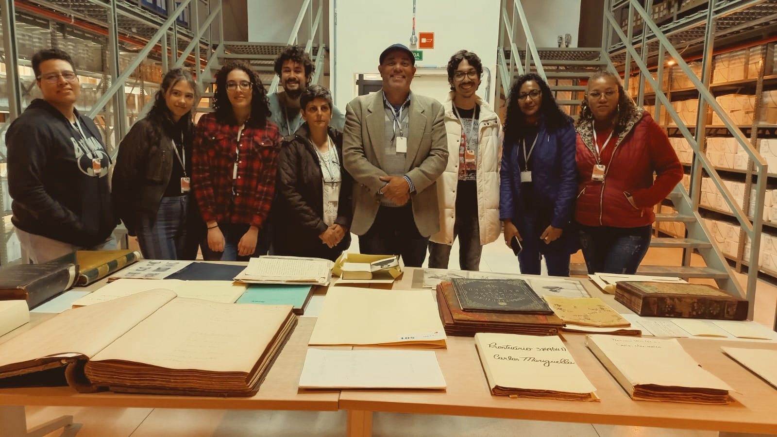 Alunos posam para a foto em visita ao Arquivo Público do Estado de São Paulo.