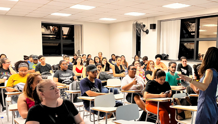 Alunos acompanham a palestra-aula da professora de Administração Edineide Maria.