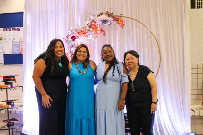 Prof.ª Dr.ª Valéria Batista Edo posa para foto com suas alunas.