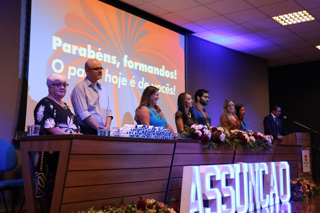 Docentes do Centro Universitário Assunção formando a mesa de honra.