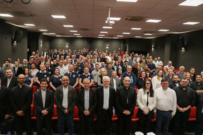 Fiéis e autoridades eclesiásticas presentes no auditório do Centro Universitário Assunção.
