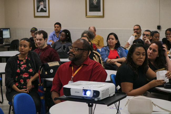 Alunos e professores estiveram presente na Biblioteca da Instituição para comemorar.