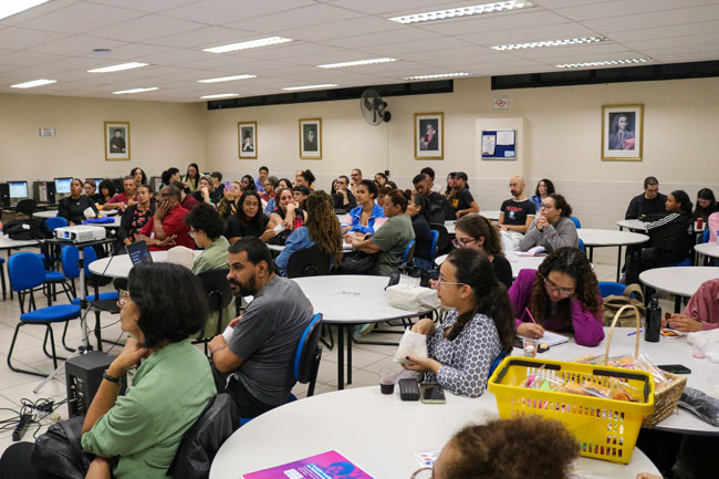 Alunos de todos os semestres encheram a biblioteca para prestigiar o evento.