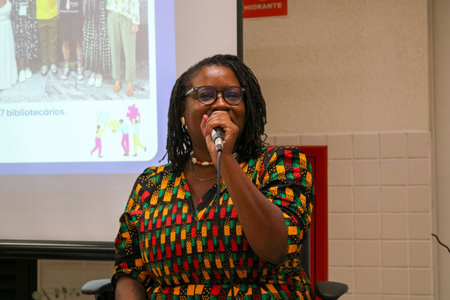 Bibliotecária Tatiane Helena Borges de Salles durante sua fala no evento.
