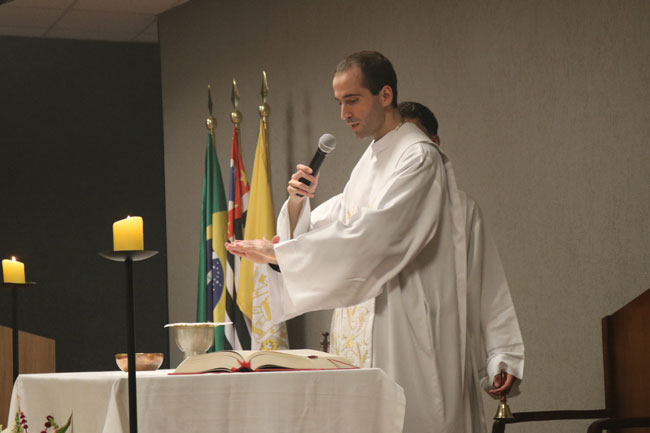 Pe. João Henrique Fouto, docente do Assunção, durante a Celebração.