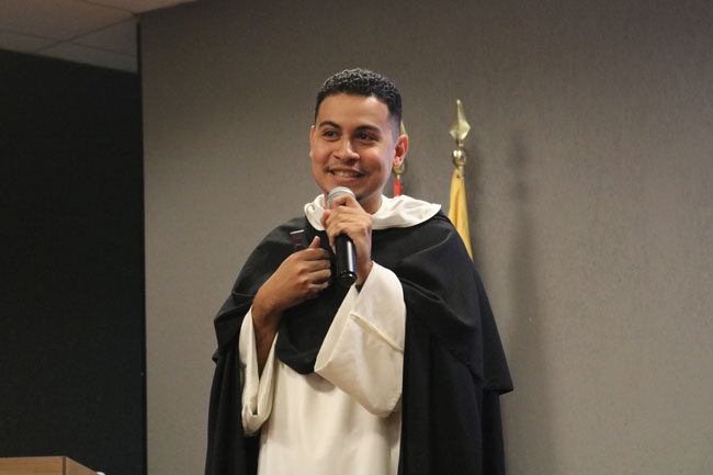 Frei Jaynnoã, egresso do Centro Universitário Assunção, durante sua fala.
