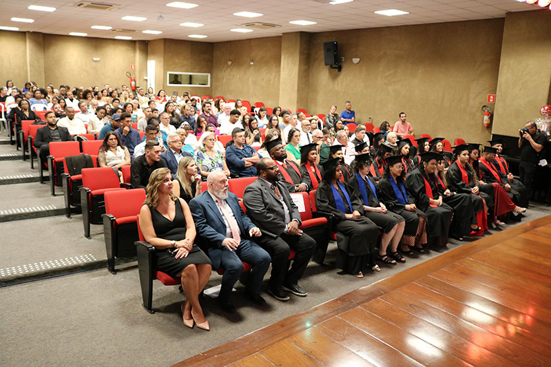 Convidados, professores homenageados e alunos da graduação.