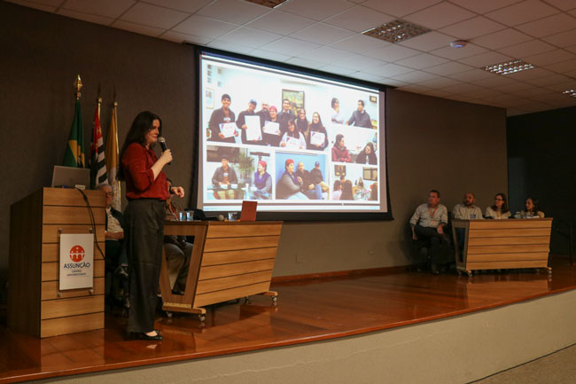 Prof.ª Dr.ª Karen Ambra apresenta imagens da última turma do Programa Teletandem.
