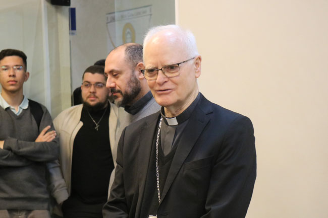 Cardeal Dom Odilo Pedro Scherer conversa com estudantes durante a inauguração da Sala da Pastoral Universitária.