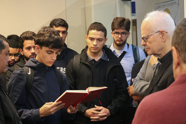 Alunos do curso de Filosofia participam da bênção da Sala da Pastoral Universitária, concedida pelo Cardeal Dom Odilo Pedro Scherer.