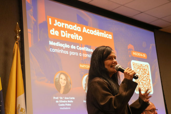 Dra. Beatriz Mesquita Politani durante a palestra sobre mediação de conflitos.