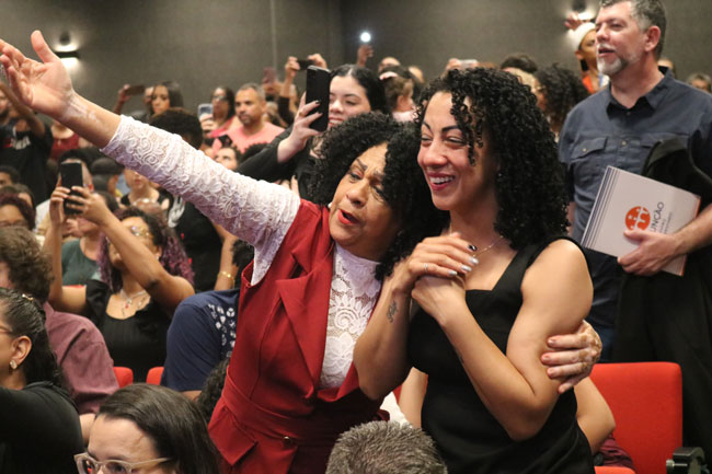 Familiares se emocionam com a entrega dos certificados