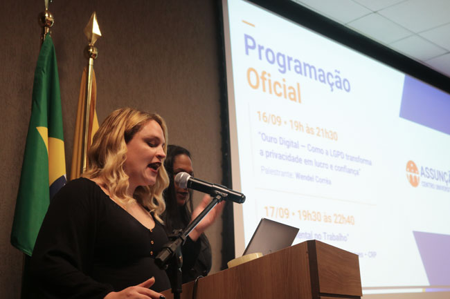 Alunas do curso de Administração do Centro Universitário Assunção acompanham a programação da I Jornada de Administração e Ciências Contábeis.