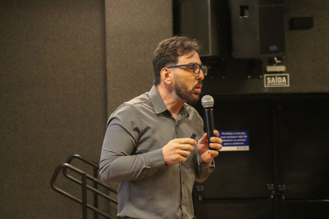Wendel Corrêa, palestrante da primeira noite da Jornada, durante sua participação no evento.