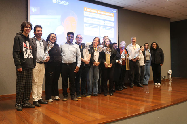 Professores do curso de Administração são homenageados pelos alunos durante a Jornada.