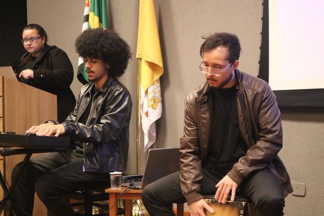 A segunda noite da Jornada Acadêmica teve início com uma apresentação musical.