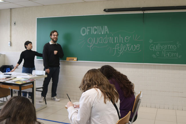 Alunos ministram a Oficina de Quadrinho Afetivo.