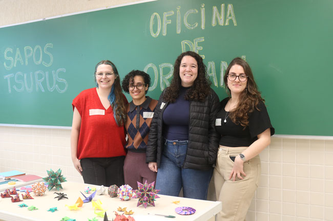 Alunas reunidas na Oficina de Origami, durante a programação.