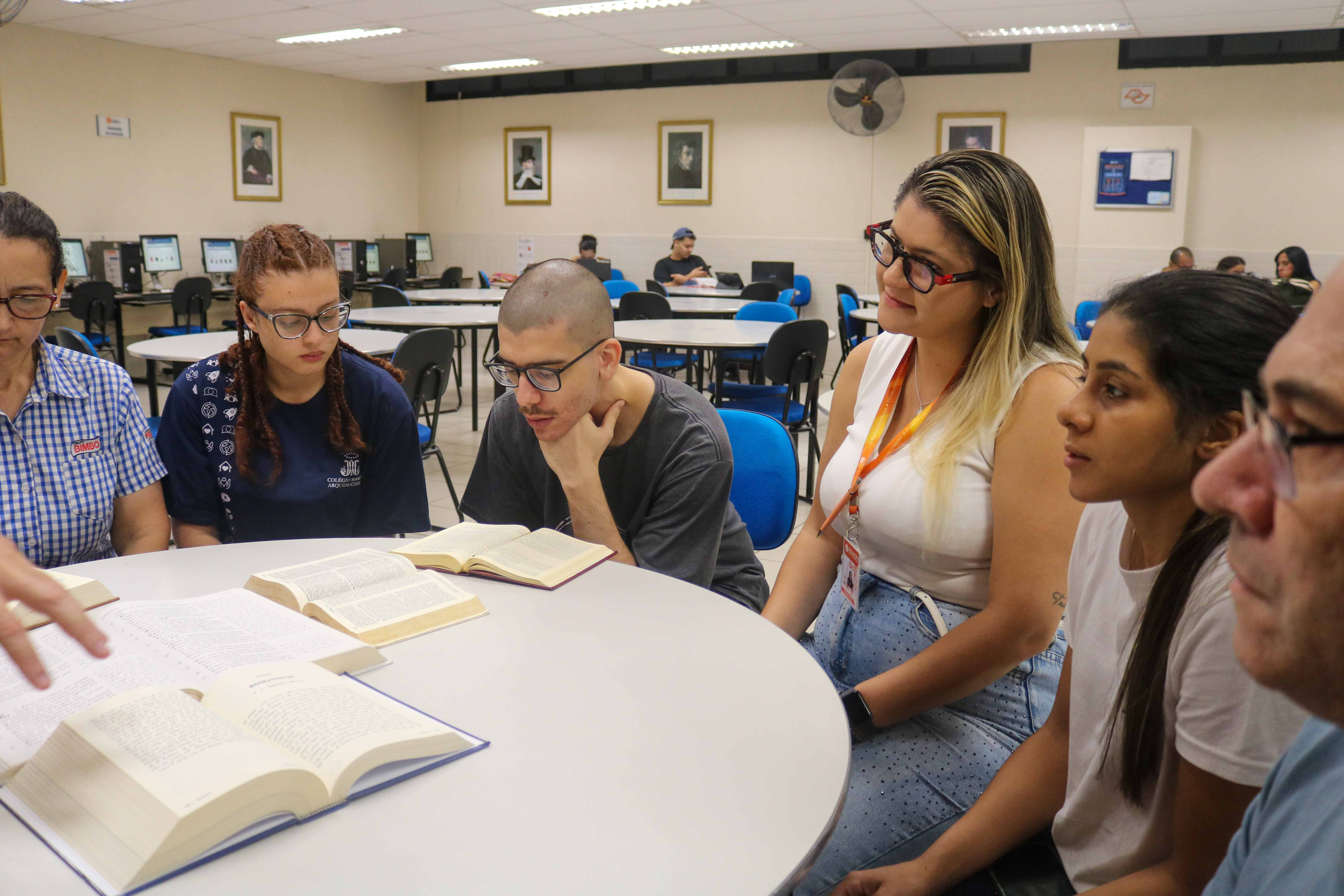 Alunos participam da roda de conversa sobre as traduções da Bíblia