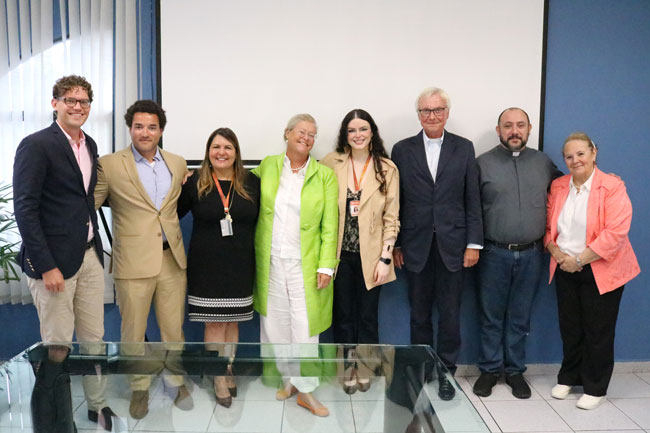 Da esquerda para a direita: Nicolas Noé, Tobias Noé, Prof.ª Dr.ª Valéria Batista Edo, Susanne Noé, Prof.ª Dr.ª Karen Ambra, Dr. Peter Noé, Prof. Dr. Pe. Rodrigo Pires e Crista Kepler.