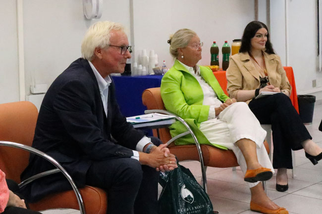 Presidente da Fundação, Dr. Peter Noé, e a vice-presidente, Susanne Noé, ao lado da reitora do Assunção, Prof.ª Dr.ª Karen Ambra, durante encontro com alunos.