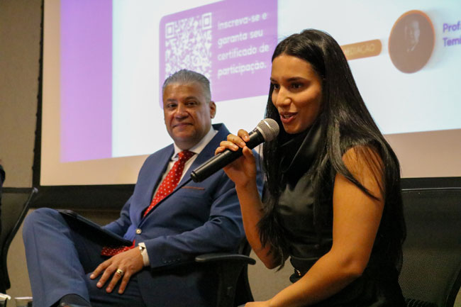 Flaviane Oliveira, ao lado do Prof. Telmo, conta sobre sua trajetória no Centro Universitário Assunção.