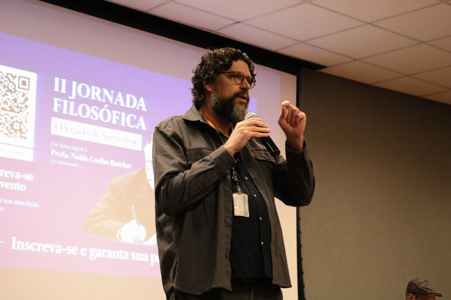 Prof. Dr. Thiago Rodrigues realiza a abertura da II Jornada Filosófica e presta homenagem à Profa. Neide Coelho Boéchat (in memoriam).