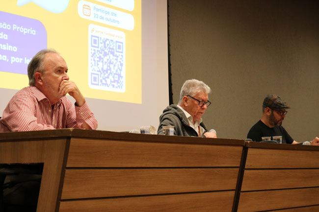 Professores Dr. Antonio Ruzza e Dr. Sidnei de Vares participam da primeira mesa da II Jornada Filosófica, mediada pelo Prof. Dr. Domingos Zamagna, com o tema “O Legado de Sartre Hoje”.