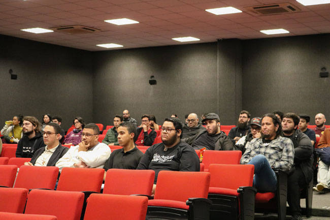 Estudantes do curso de Filosofia do Centro Universitário Assunção acompanham a programação da II Jornada Filosófica.