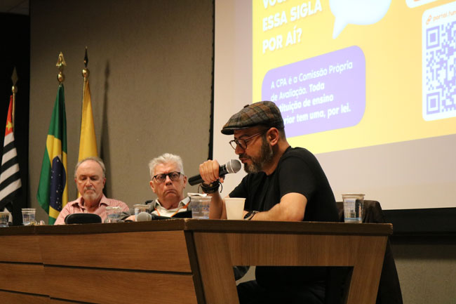 Prof. Dr. Sidnei de Vares durante a palestra de abertura da II Jornada Filosófica.