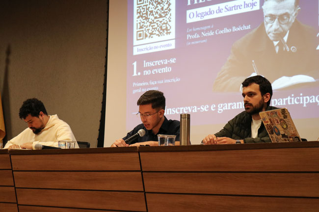 Estudantes apresentam suas pesquisas durante a II Jornada Filosófica Estudantil, no segundo dia do evento.