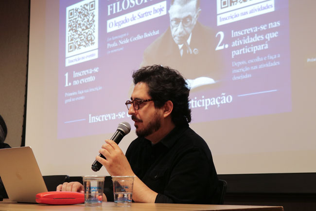 Prof. Me. Pablo Godoy atua como mediador da mesa de palestras do segundo dia da II Jornada Filosófica.