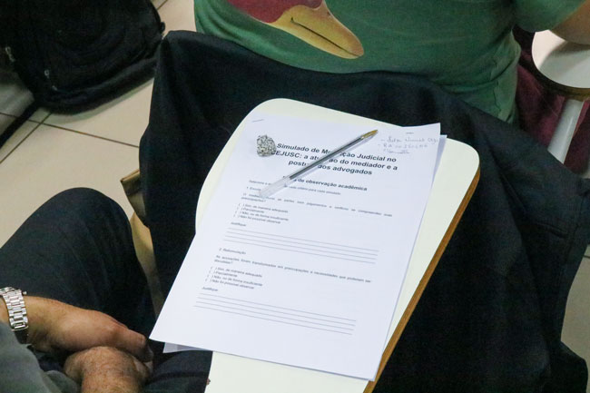 Alunos preenchem ficha de observação durante simulações
