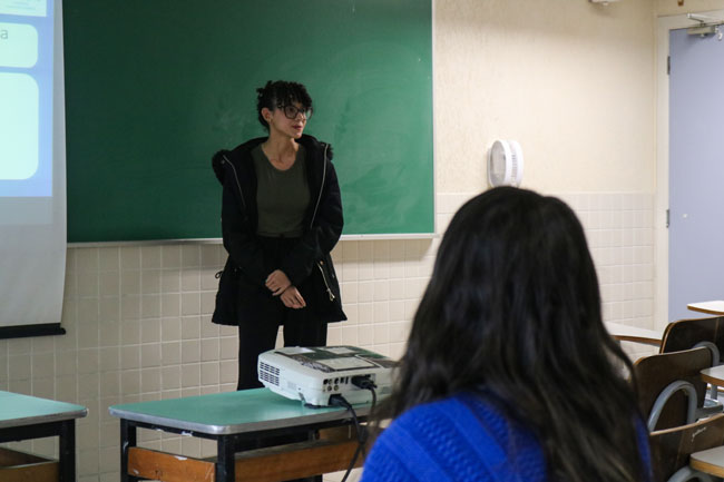 Aluna do Assunção, Vanessa Santos, durante apresentação de sua pesquisa.