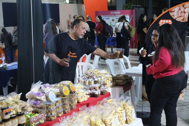Alunos fazendo degustação durante a 16ª Feira de Recrutamento, Carreira e Empreendedorismo.