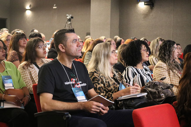 Vendedores, gerentes e supervisores de diversas lojas reunidos para o treinamento no Centro Universitário Assunção.