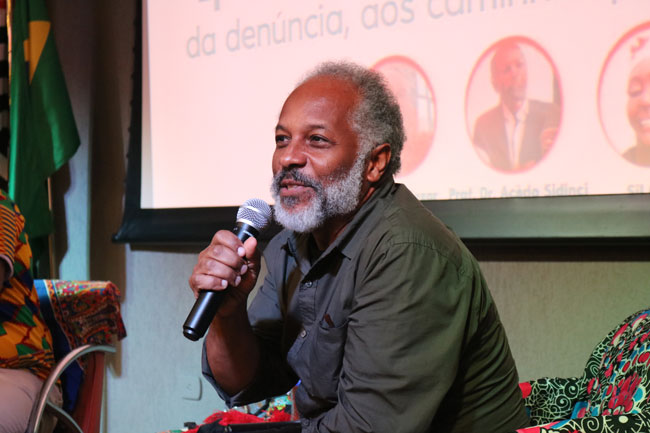 Prof. Dr. Acácio Sidinei Almeida Santos interagindo com a plateia no início da palestra.