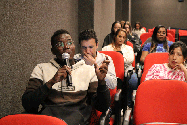 Aluno de Administração do Assunção esclarece dúvida com o professor