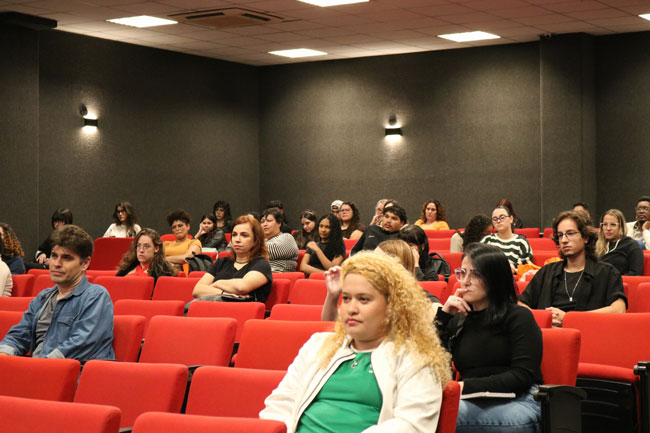 Calouros da Graduação do Centro Universitário Assunção reunidos no Auditório para Acolhida