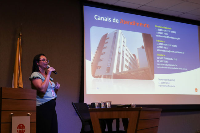 Bibliotecária chefe do Assunção, Lilian Gentil, apresentando os serviços da Instituição aos Calouros.