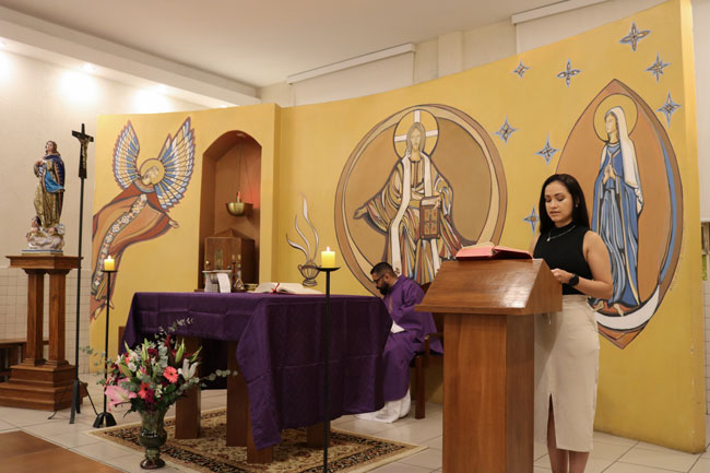 Aluna do Assunção fazendo a leitura, durante celebração.